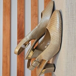 J. Renee Textured Tan W/Gold Slingback Heels Size 9.5